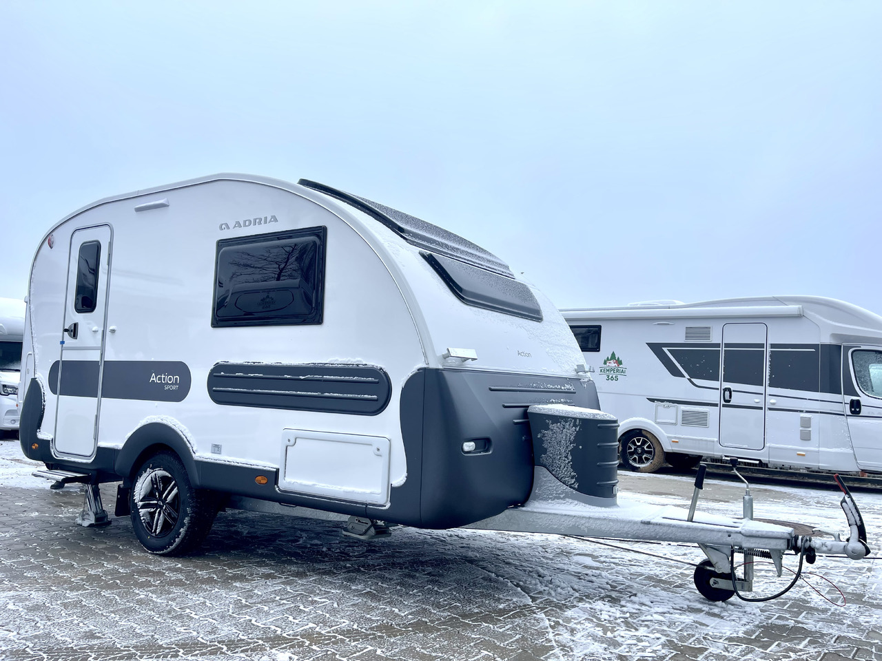 Adria Action Sport - Lakókocsi: 2 kép. Adria Action Sport - Lakókocsi: 2 kép.