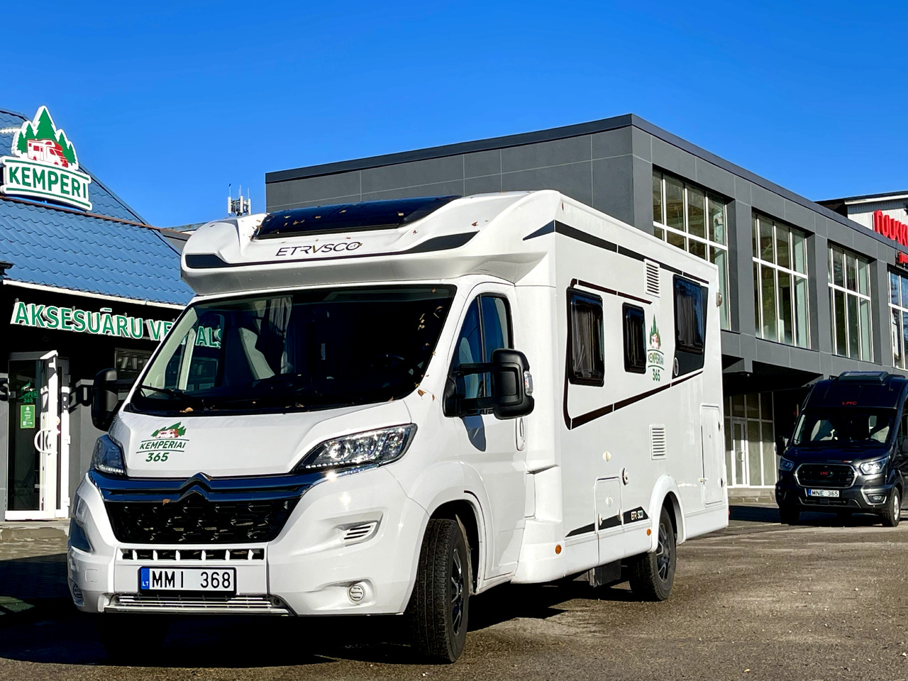 ETRUSCO T 7300 SB - Félintegrált lakóautó: 2 kép. ETRUSCO T 7300 SB - Félintegrált lakóautó: 2 kép.