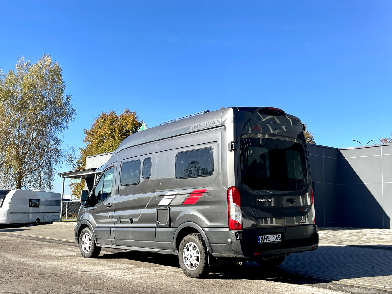 LMC Innovan 590C - Kempingautó: 2 kép. LMC Innovan 590C - Kempingautó: 2 kép.