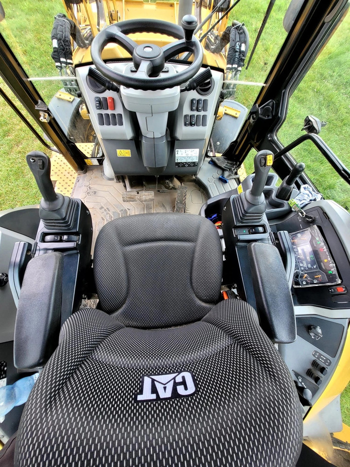 CATERPILLAR 432 - Kotrórakodó: 4 kép. CATERPILLAR 432 - Kotrórakodó: 4 kép.
