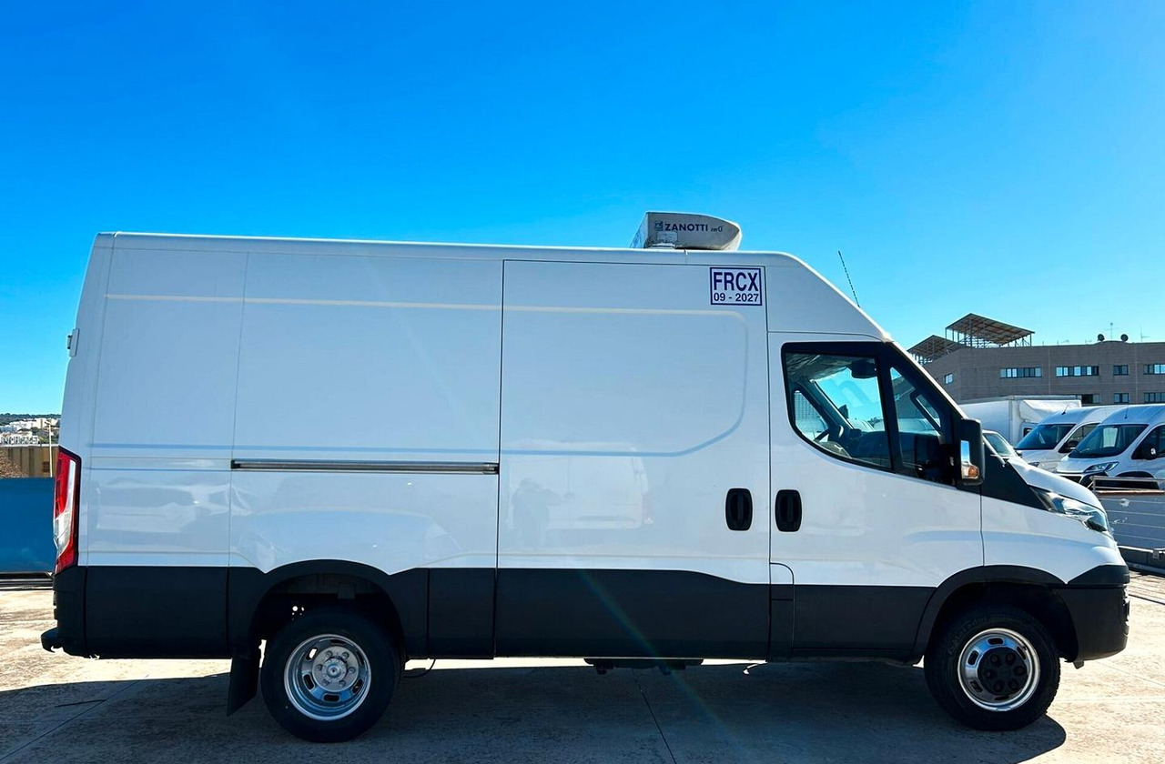 Iveco Daily 35C15 Furgone gemellato Isotermico - Hűtős kisteherautó: 4 kép. Iveco Daily 35C15 Furgone gemellato Isotermico - Hűtős kisteherautó: 4 kép.
