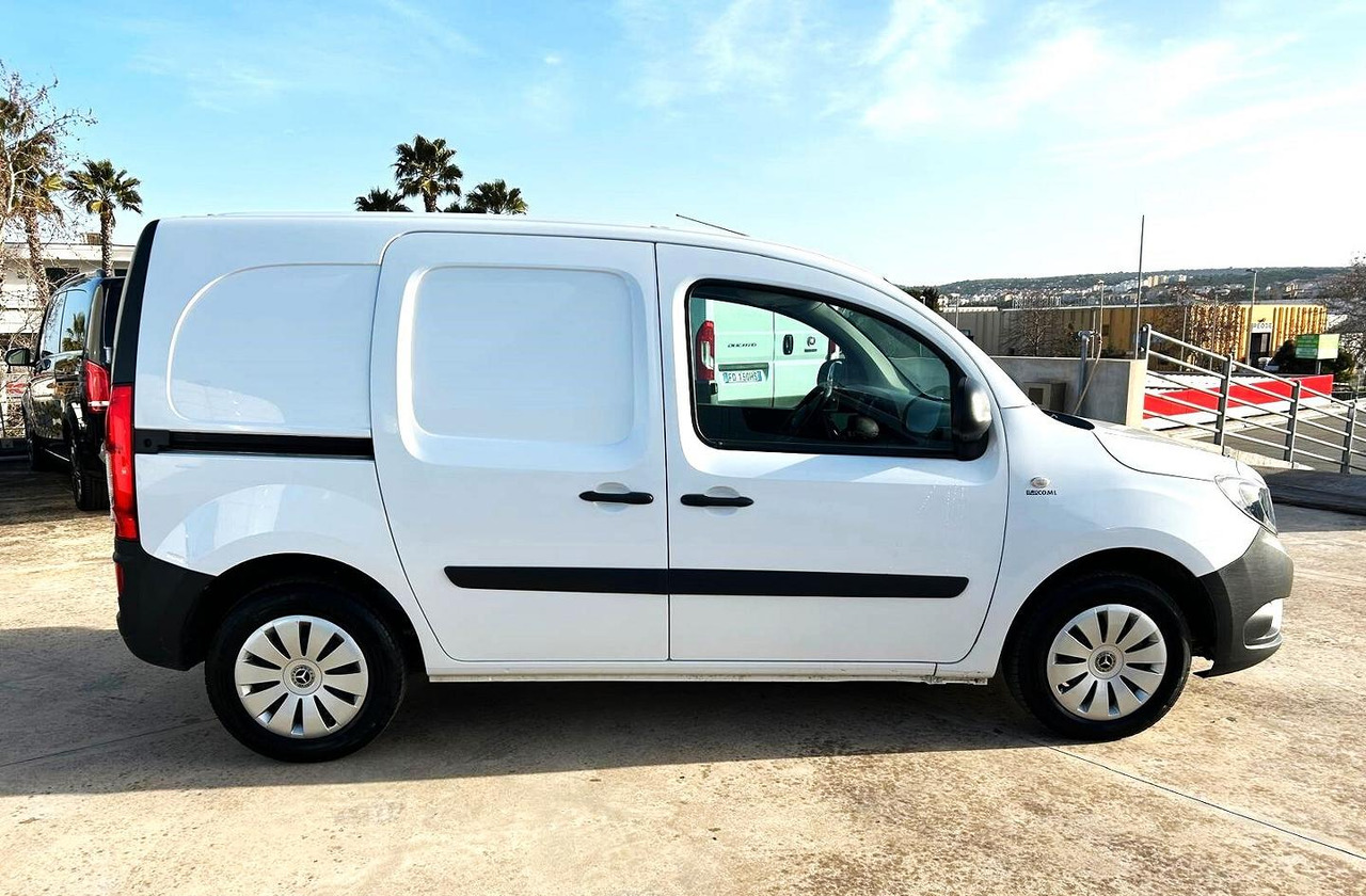 Mercedes Benz Citan 111 cdi Long 3 posti - Kis furgon: 3 kép. Mercedes Benz Citan 111 cdi Long 3 posti - Kis furgon: 3 kép.
