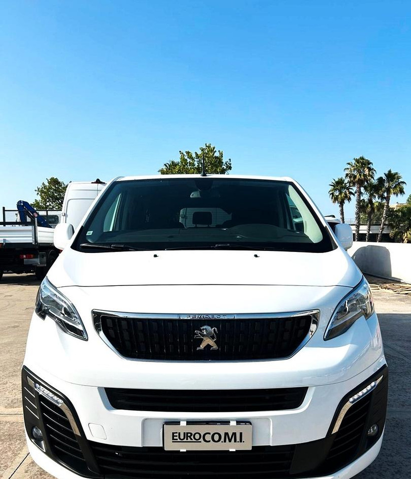 Peugeot Expert Traveller 2.0 HDi 150 cv Autocarro - Duplakabinos kisteherautó: 2 kép. Peugeot Expert Traveller 2.0 HDi 150 cv Autocarro - Duplakabinos kisteherautó: 2 kép.
