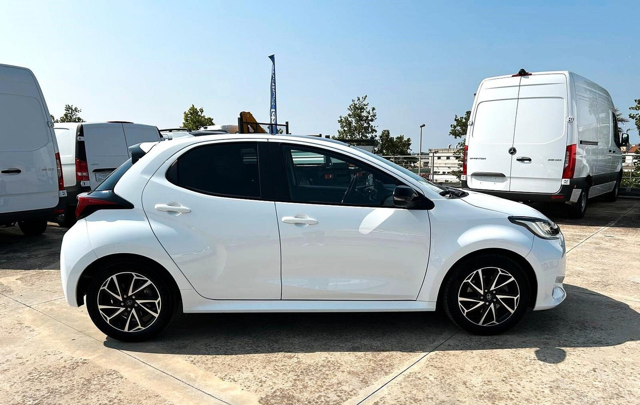 Toyota Yaris 1.5 Hybrid 5 porte Lounge - Szedán: 4 kép. Toyota Yaris 1.5 Hybrid 5 porte Lounge - Szedán: 4 kép.