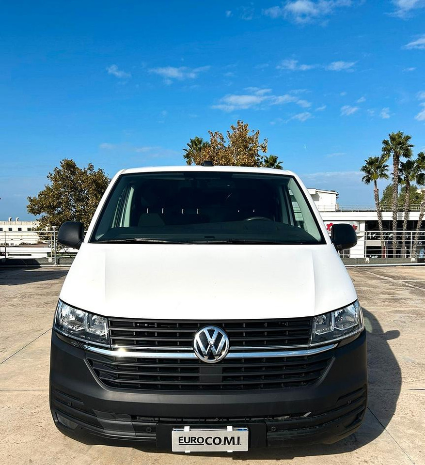 Volkswagen Transporter 2.0 TDi 150 cv - Furgon: 2 kép. Volkswagen Transporter 2.0 TDi 150 cv - Furgon: 2 kép.