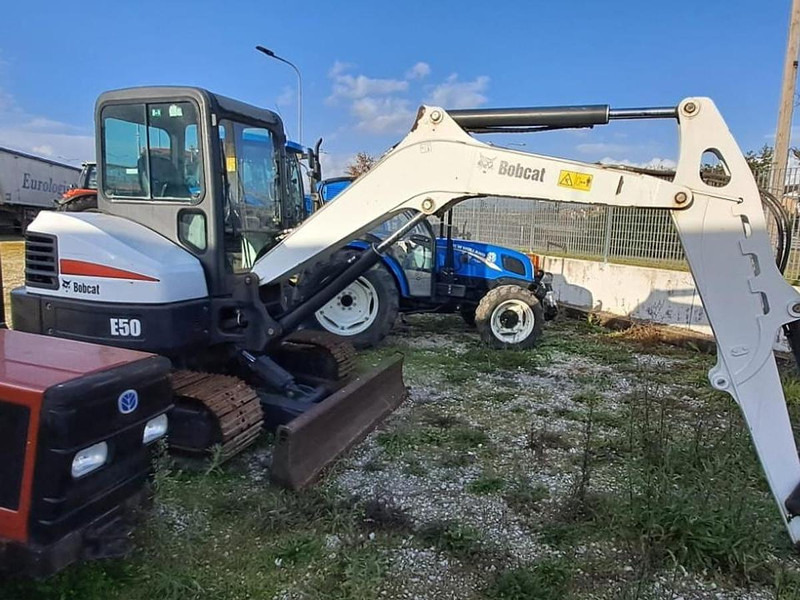 Bobcat E50 - Minikotró: 2 kép. Bobcat E50 - Minikotró: 2 kép.