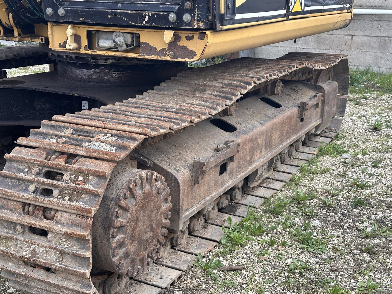 CAT 318B - Lánctalpas kotró: 3 kép. CAT 318B - Lánctalpas kotró: 3 kép.