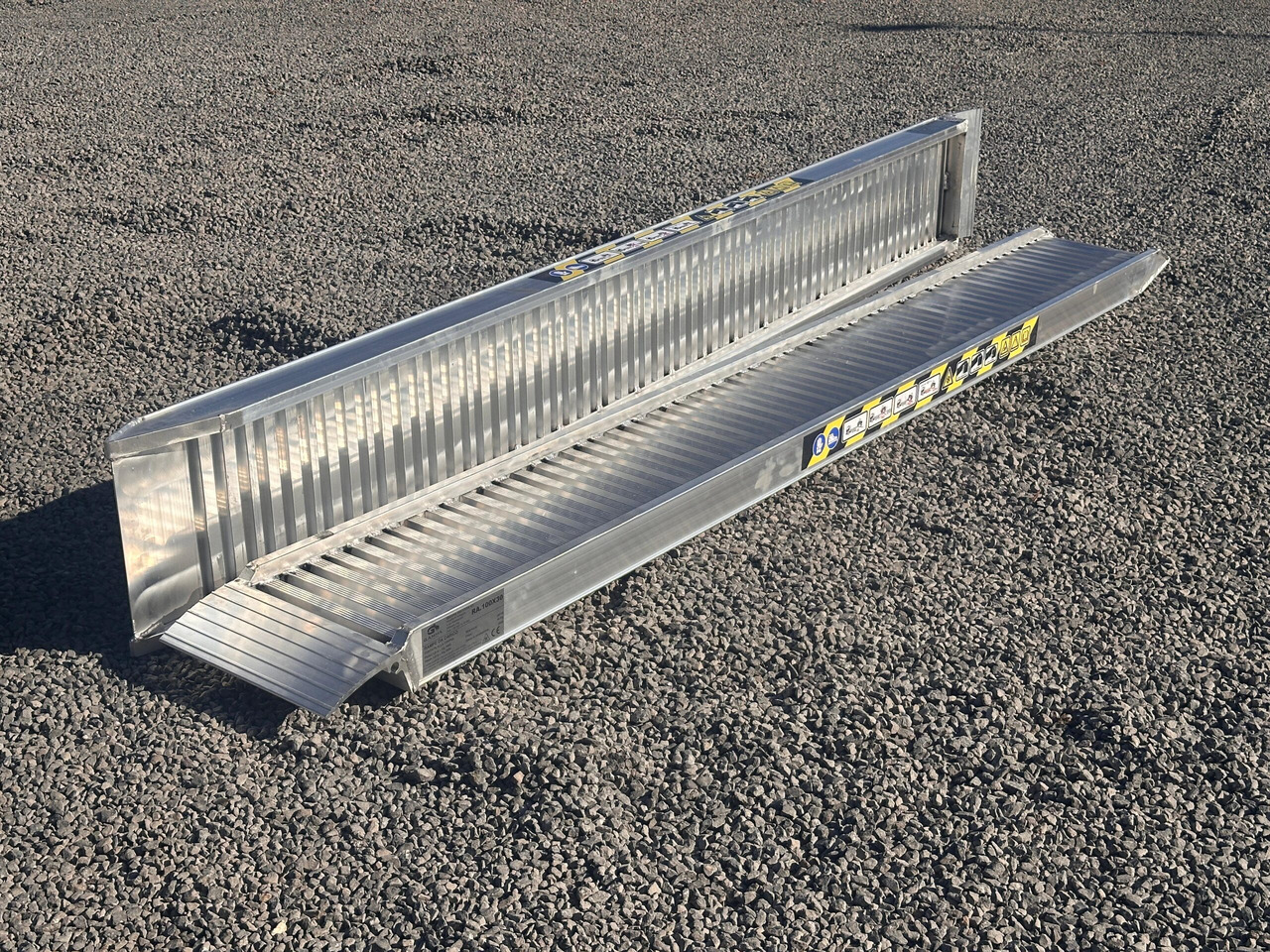 DAMAC RA.100X30 - Rakodó rámpa: 1 kép. DAMAC RA.100X30 - Rakodó rámpa: 1 kép.