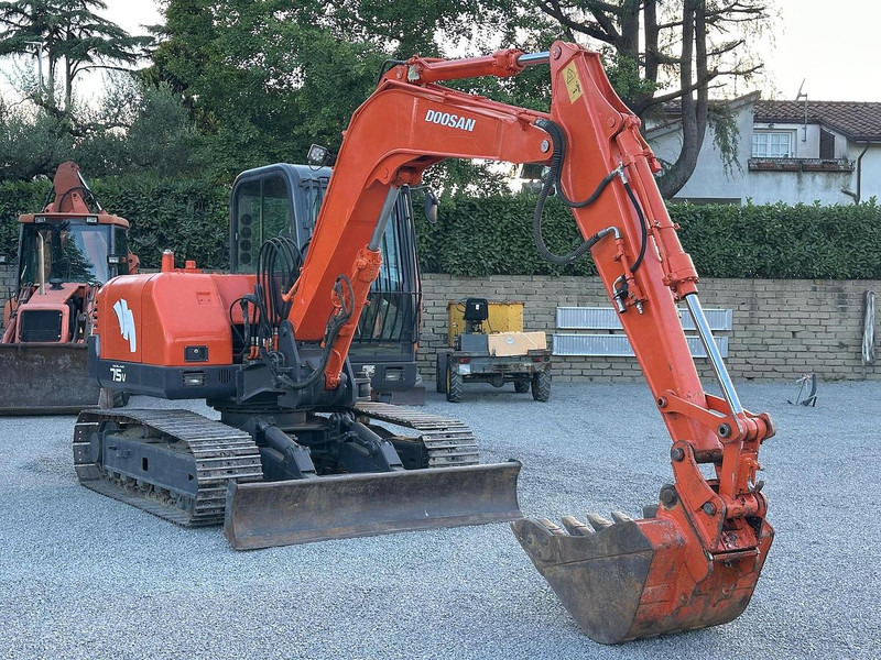 Doosan SOLAR 75V - Kotrógép: 2 kép. Doosan SOLAR 75V - Kotrógép: 2 kép.