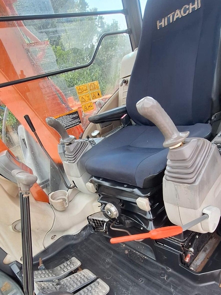 HITACHI ZX70LC - Minikotró: 5 kép. HITACHI ZX70LC - Minikotró: 5 kép.