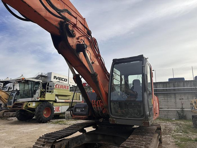 Hitachi ZX180 - Lánctalpas kotró: 2 kép. Hitachi ZX180 - Lánctalpas kotró: 2 kép.