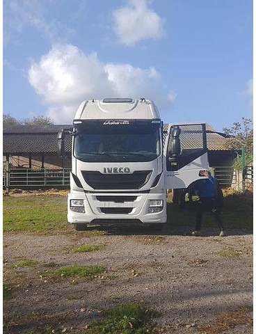 Iveco STRALIS 330 EEV - Platós félpótkocsi: 3 kép. Iveco STRALIS 330 EEV - Platós félpótkocsi: 3 kép.