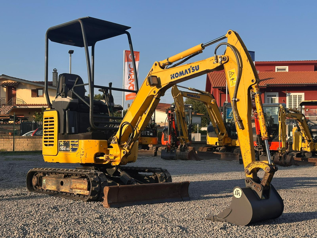 KOMATSU PC16R-3HS - Minikotró: 1 kép. KOMATSU PC16R-3HS - Minikotró: 1 kép.