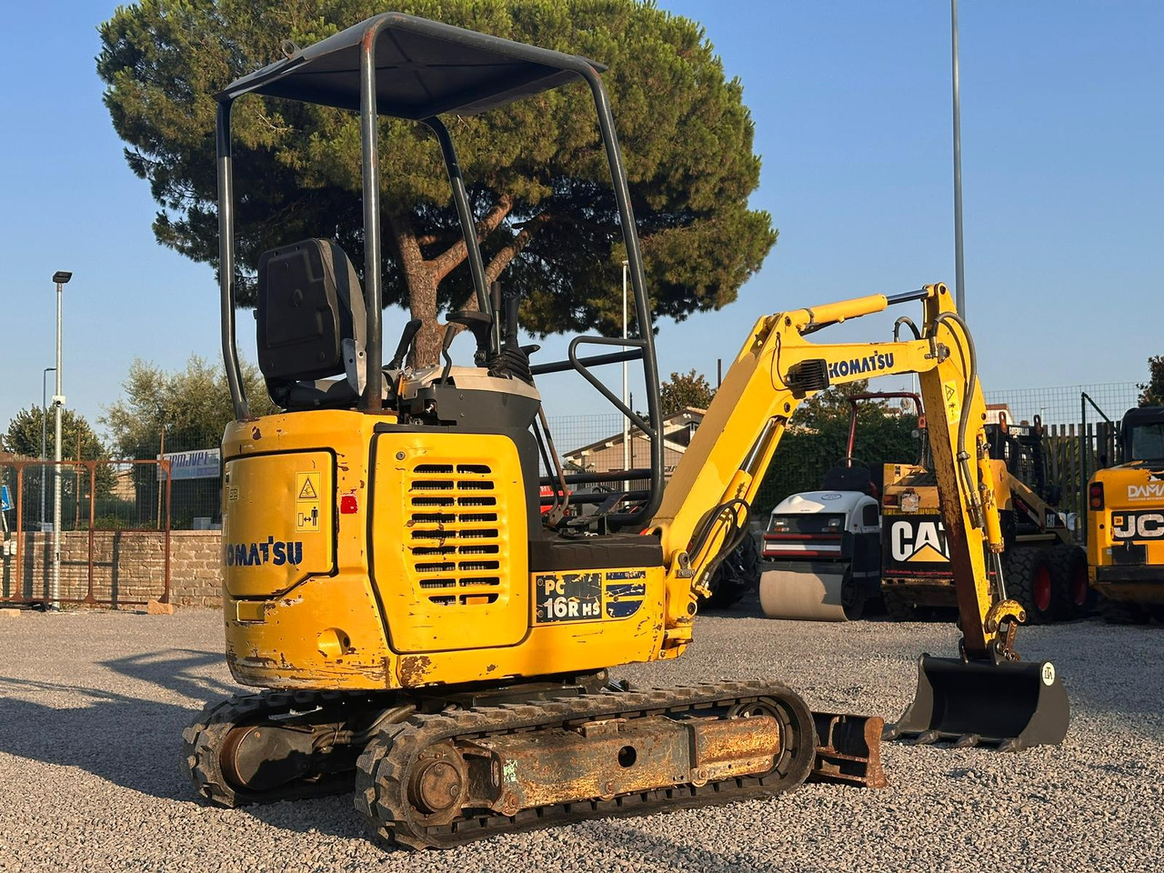 KOMATSU PC16R-3HS - Minikotró: 3 kép. KOMATSU PC16R-3HS - Minikotró: 3 kép.
