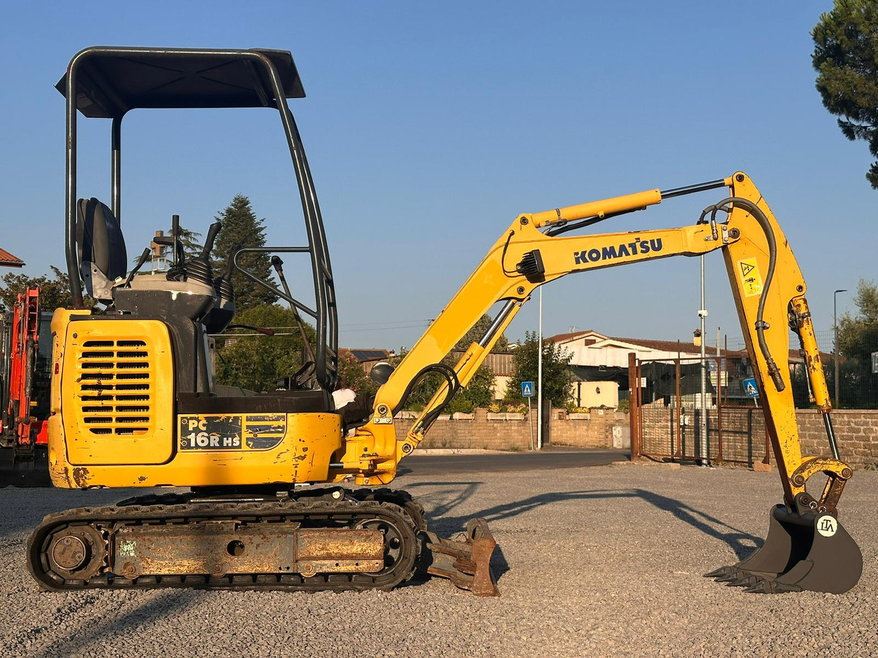 KOMATSU PC16R-3HS - Minikotró: 2 kép. KOMATSU PC16R-3HS - Minikotró: 2 kép.