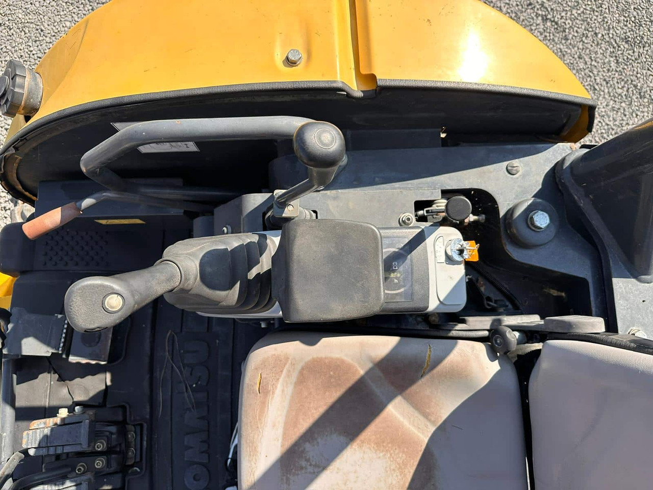 Minikotró KOMATSU PC26MR-3: 14 kép.