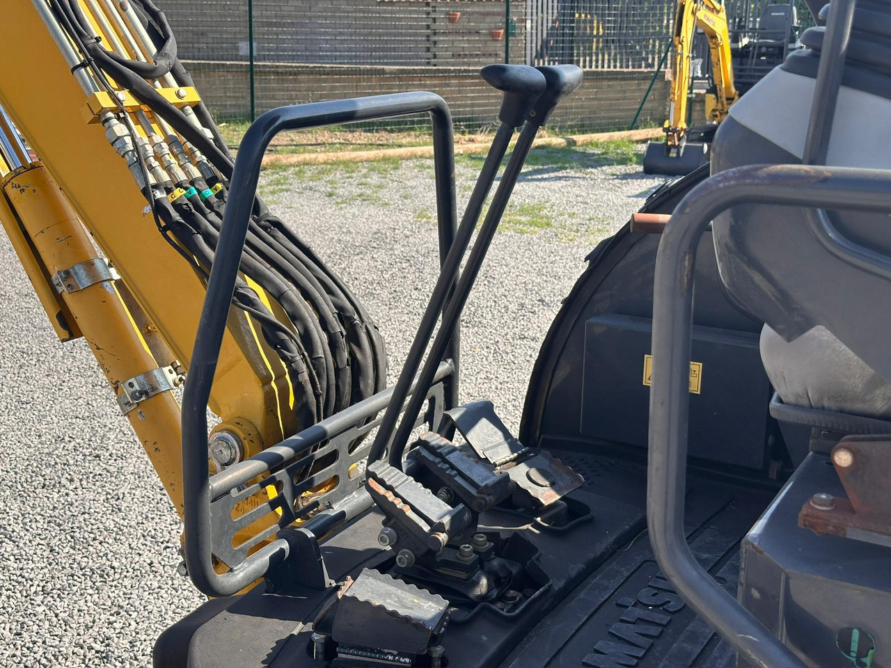 Minikotró KOMATSU PC26MR-3: 11 kép.