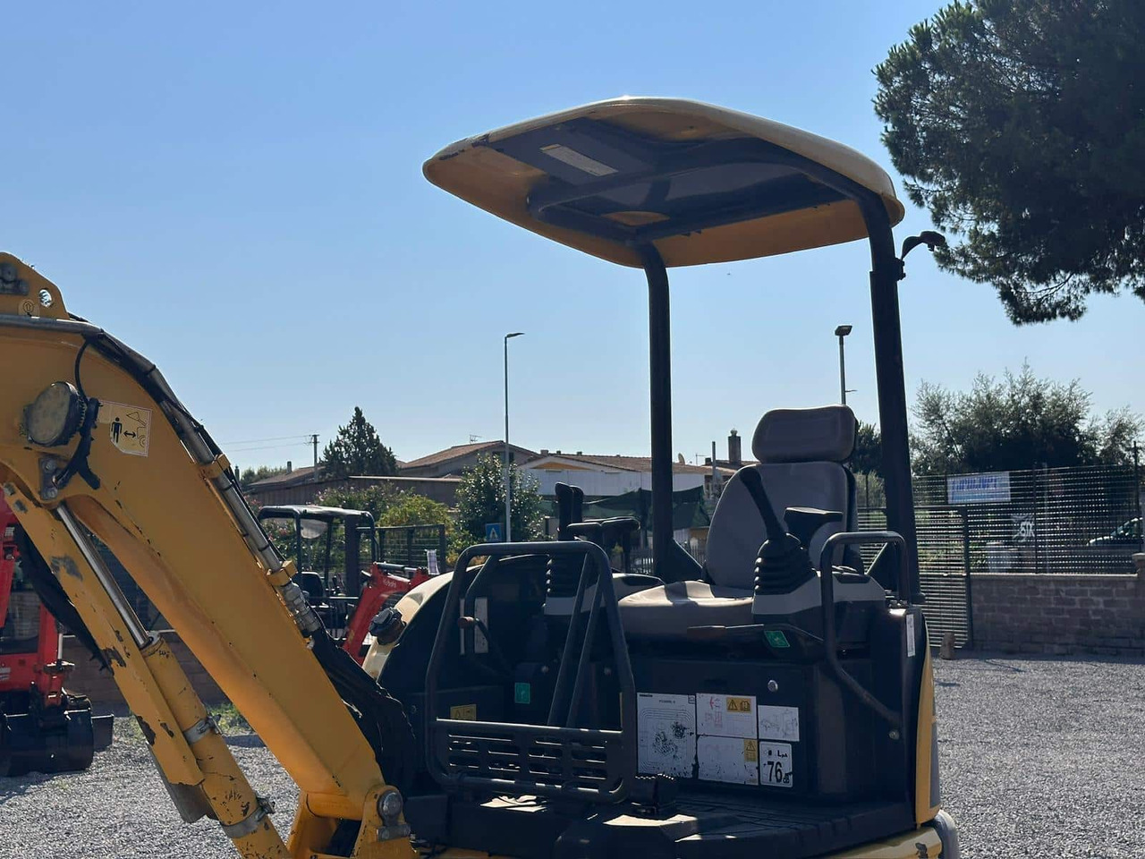 Minikotró KOMATSU PC26MR-3: 9 kép.