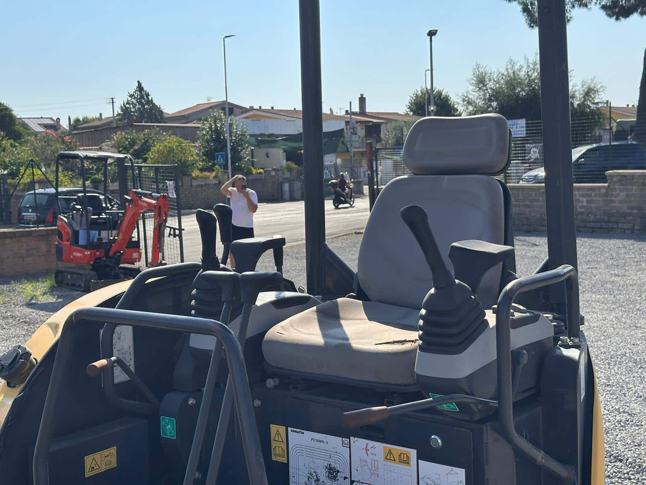 Minikotró KOMATSU PC26MR-3: 10 kép.