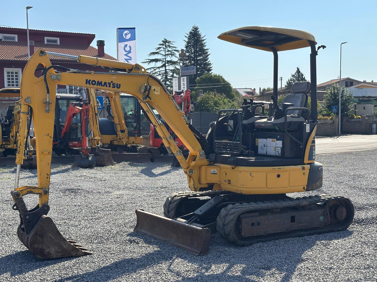 Minikotró KOMATSU PC26MR-3: 7 kép.