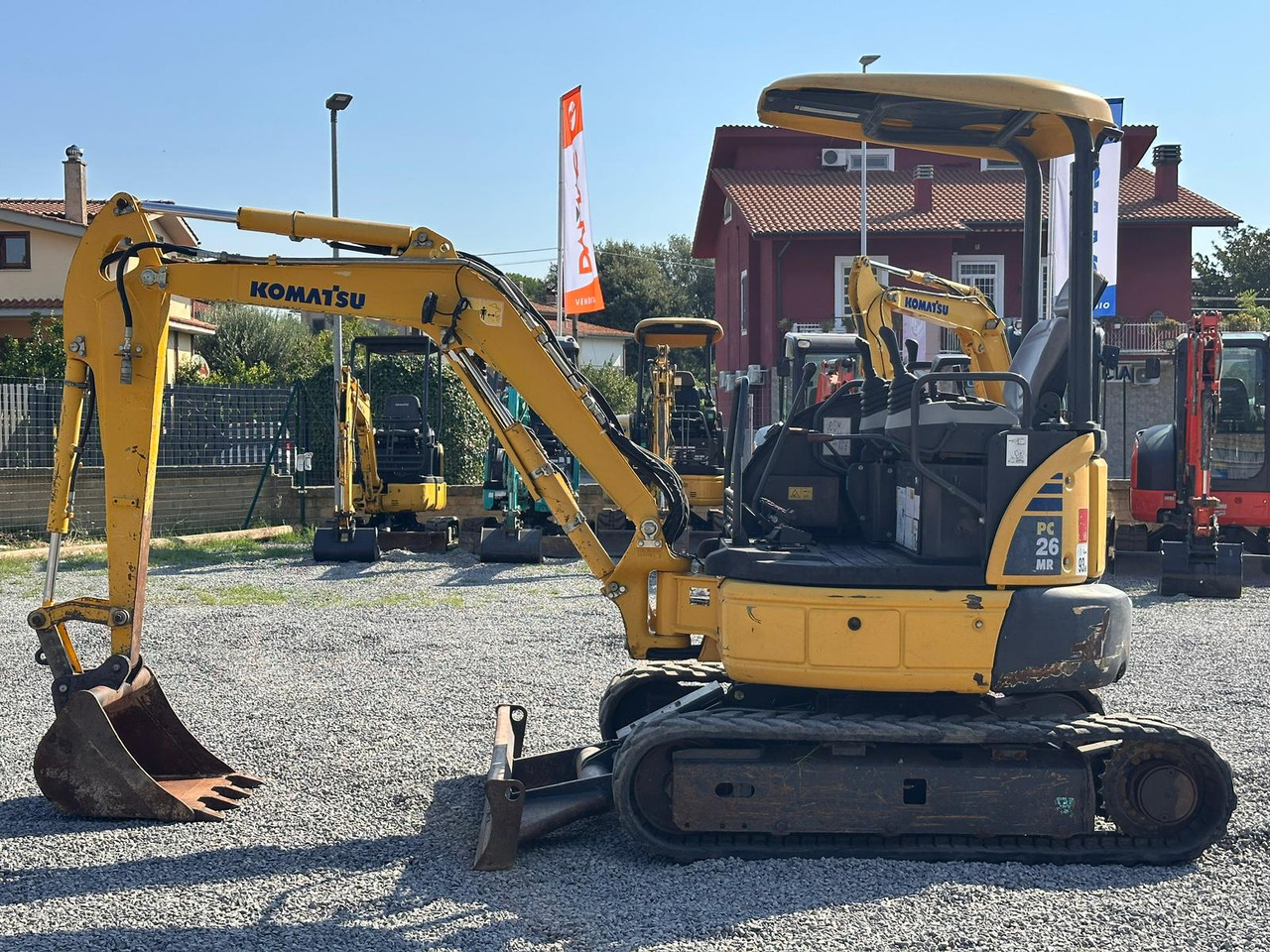 Minikotró KOMATSU PC26MR-3: 6 kép.