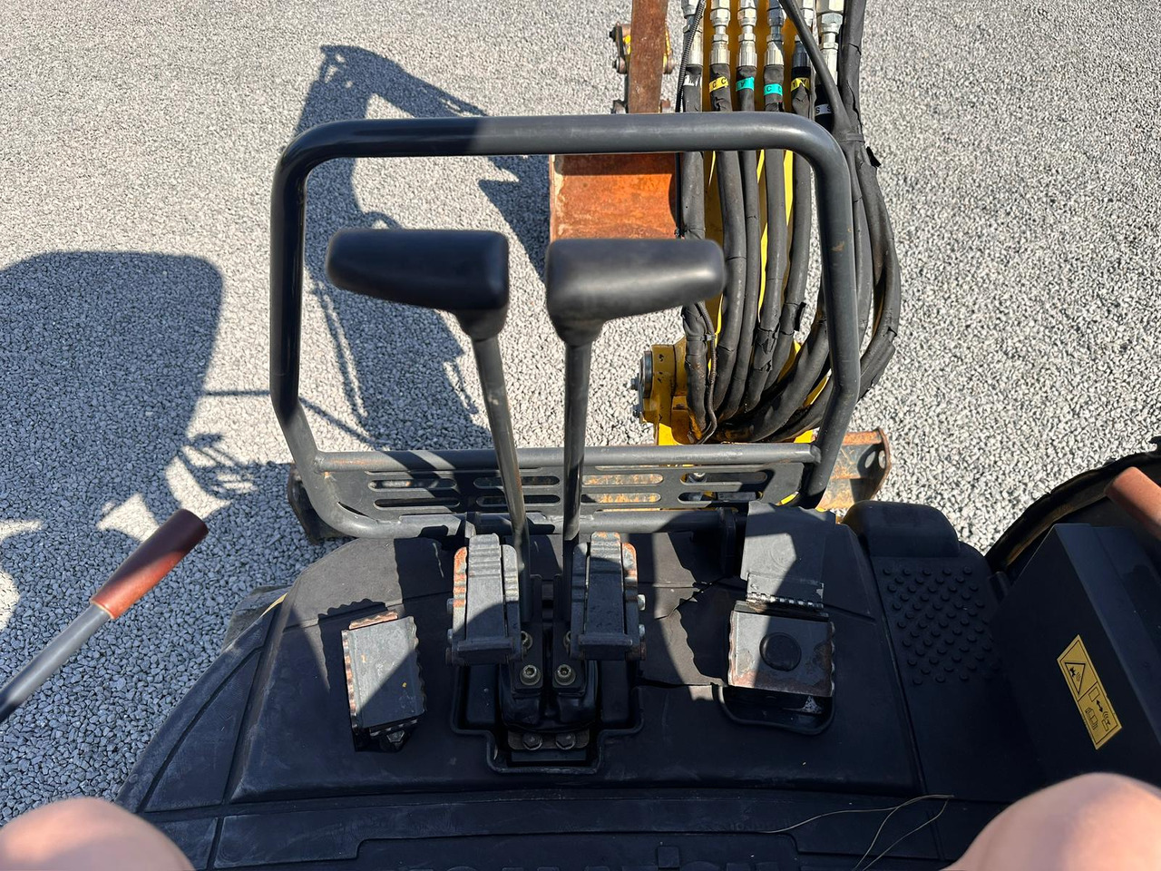 Minikotró KOMATSU PC26MR-3: 12 kép.