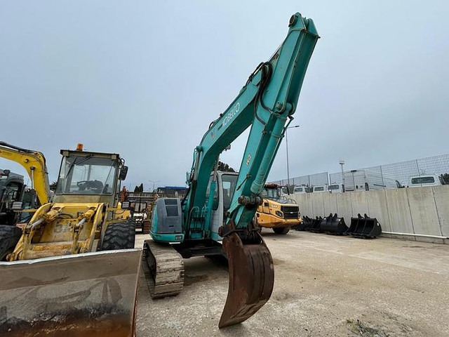 Kobelco SK135SR - Kotrógép: 2 kép. Kobelco SK135SR - Kotrógép: 2 kép.