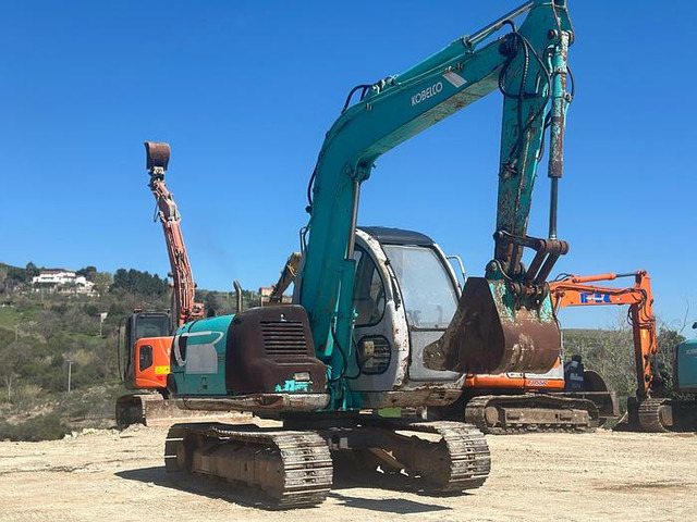 Kobelco SK60 - Kotrógép: 2 kép. Kobelco SK60 - Kotrógép: 2 kép.