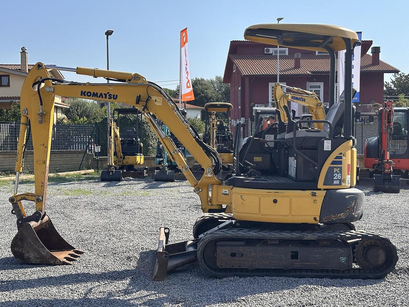 Komatsu PC26MR-3 - Minikotró: 2 kép. Komatsu PC26MR-3 - Minikotró: 2 kép.