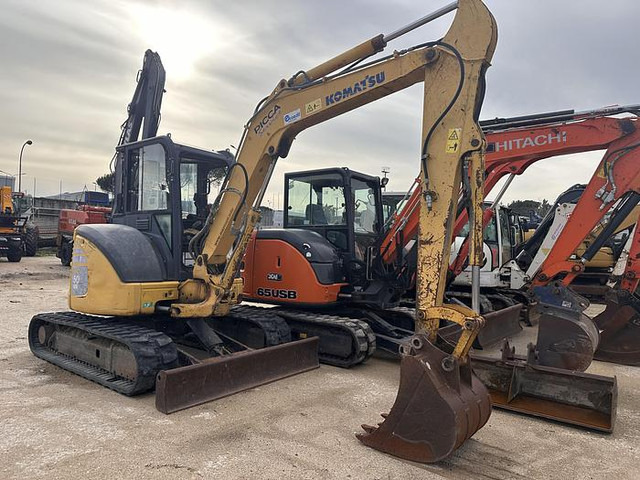 Komatsu PC30 - Minikotró: 1 kép. Komatsu PC30 - Minikotró: 1 kép.