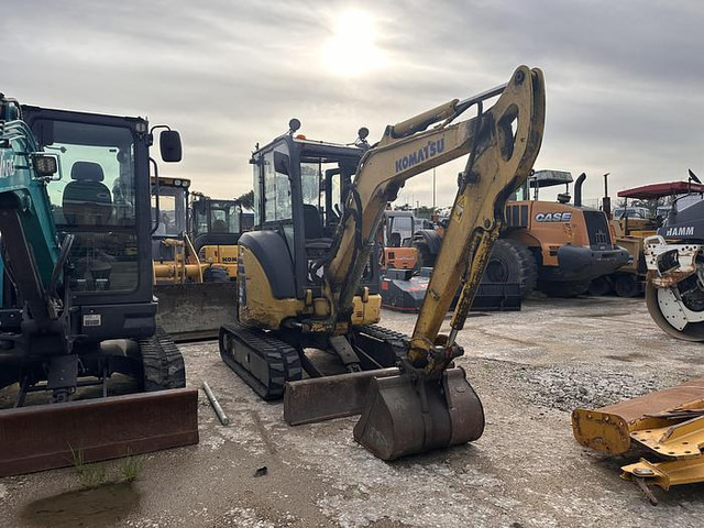 Komatsu PC30 - Minikotró: 4 kép. Komatsu PC30 - Minikotró: 4 kép.