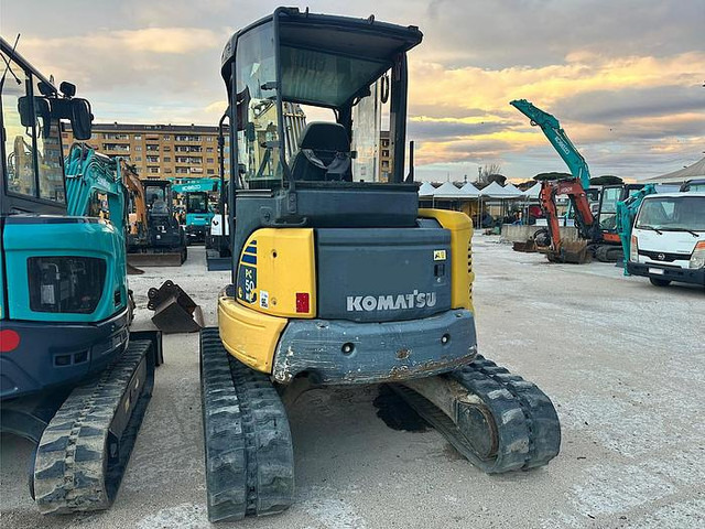 Komatsu PC50MR-2 - Minikotró: 3 kép. Komatsu PC50MR-2 - Minikotró: 3 kép.