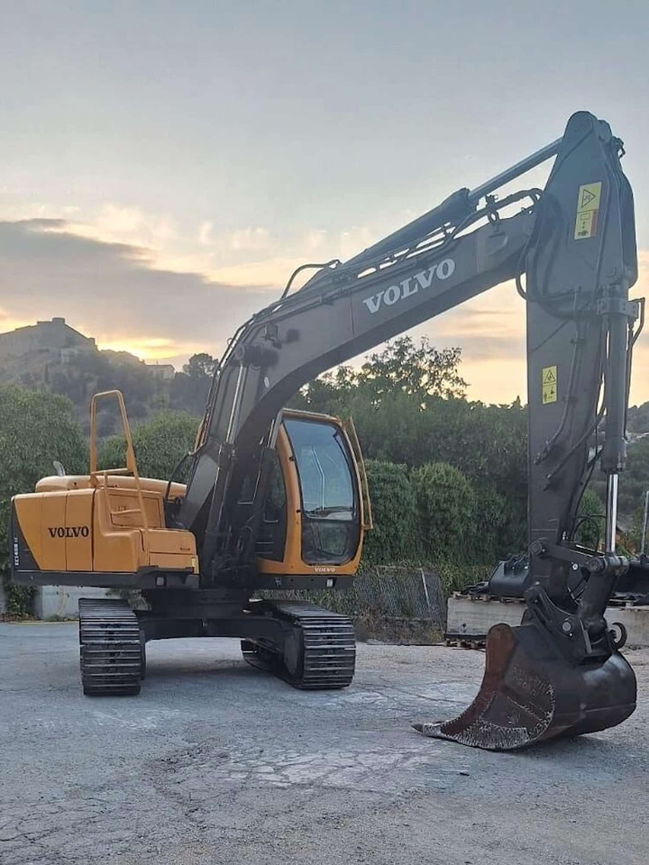VOLVO EC140BLC - Lánctalpas kotró: 3 kép. VOLVO EC140BLC - Lánctalpas kotró: 3 kép.