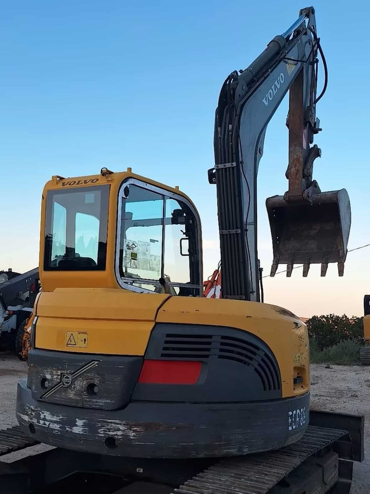 VOLVO ECR88 PLUS - Minikotró: 2 kép. VOLVO ECR88 PLUS - Minikotró: 2 kép.