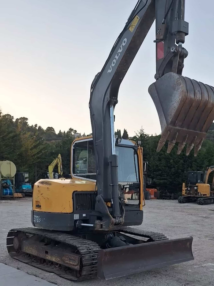 VOLVO ECR88 PLUS - Minikotró: 1 kép. VOLVO ECR88 PLUS - Minikotró: 1 kép.