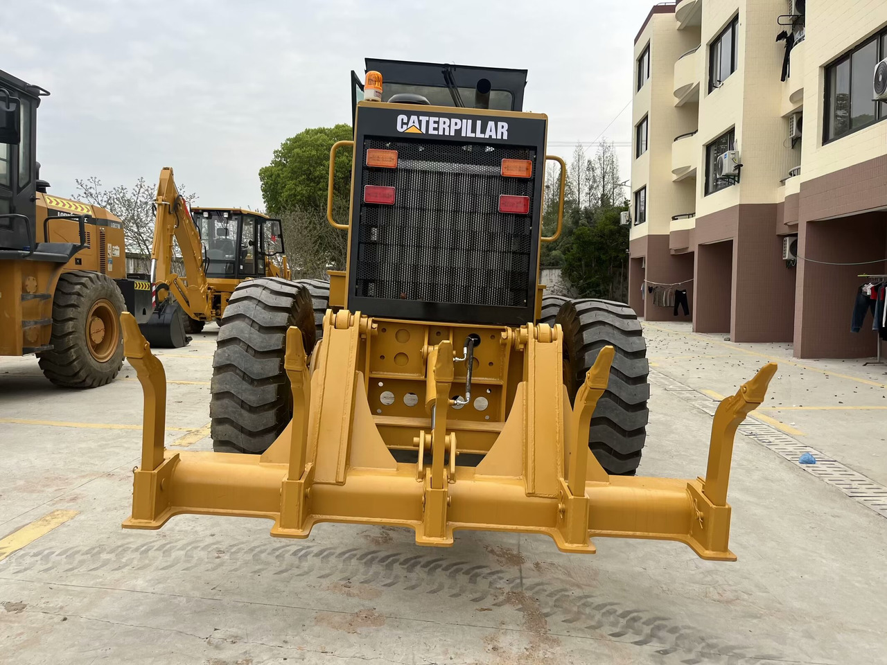 Gréder CATERPILLAR 140H: 8 kép. Gréder CATERPILLAR 140H: 8 kép.