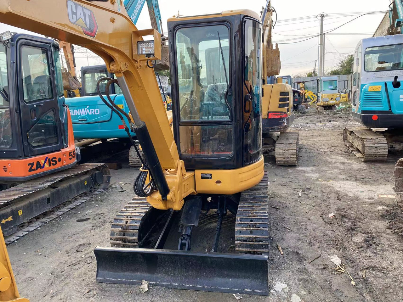 CATERPILLAR 303.5E2 - Minikotró: 3 kép. CATERPILLAR 303.5E2 - Minikotró: 3 kép.