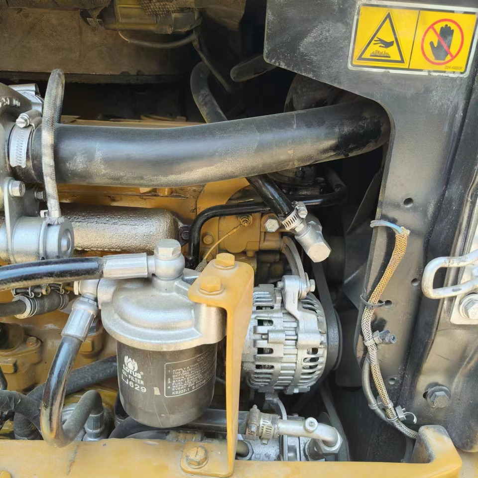 CATERPILLAR 305 - Minikotró: 2 kép. CATERPILLAR 305 - Minikotró: 2 kép.