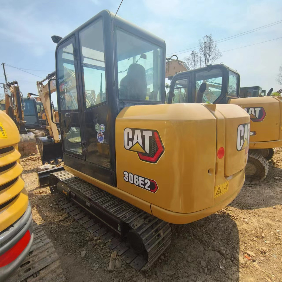CATERPILLAR 306E2 - Minikotró: 2 kép. CATERPILLAR 306E2 - Minikotró: 2 kép.