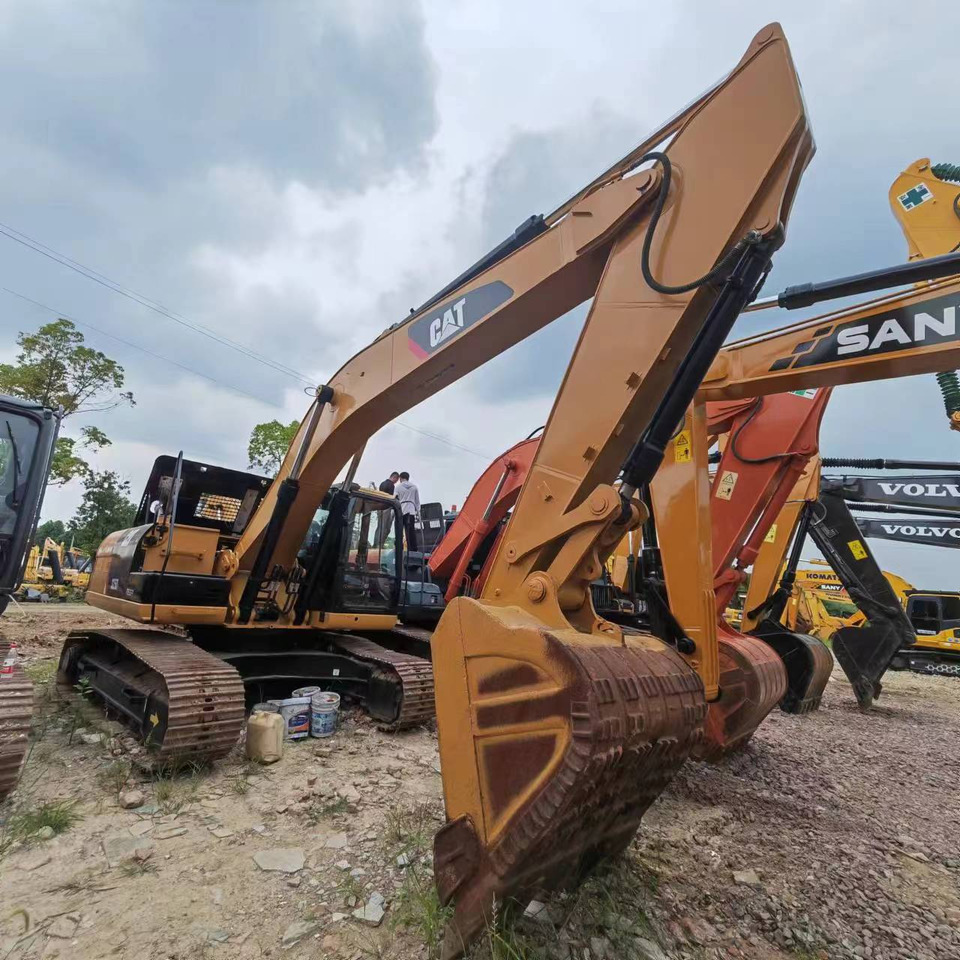 CATERPILLAR 325D2 - Lánctalpas kotró: 1 kép. CATERPILLAR 325D2 - Lánctalpas kotró: 1 kép.