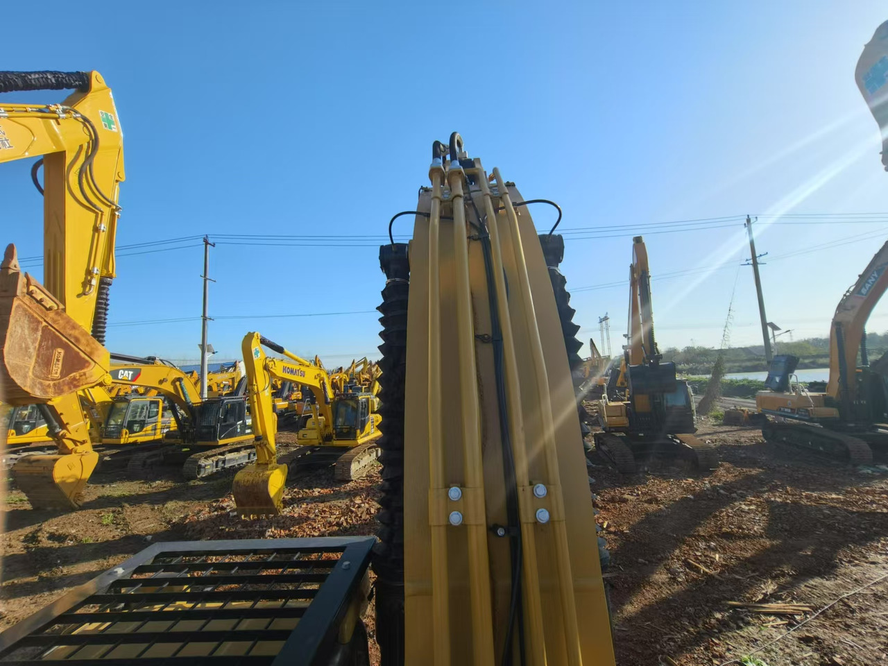 CATERPILLAR 330D - Lánctalpas kotró: 2 kép. CATERPILLAR 330D - Lánctalpas kotró: 2 kép.