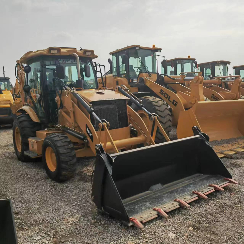 CATERPILLAR 420F - Kotrórakodó: 2 kép. CATERPILLAR 420F - Kotrórakodó: 2 kép.