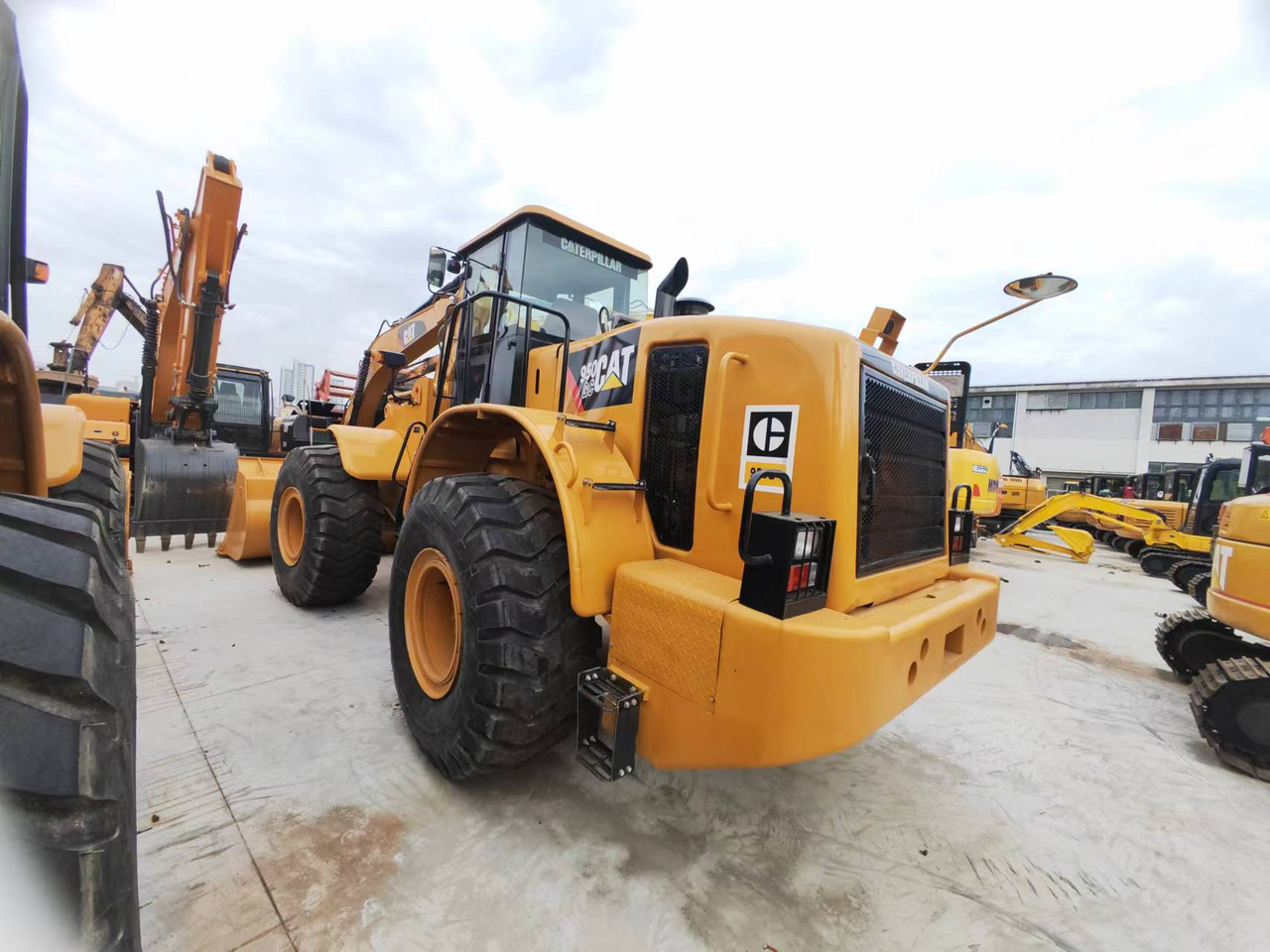 CATERPILLAR 950G - Gumikerekes homlokrakodó: 3 kép. CATERPILLAR 950G - Gumikerekes homlokrakodó: 3 kép.