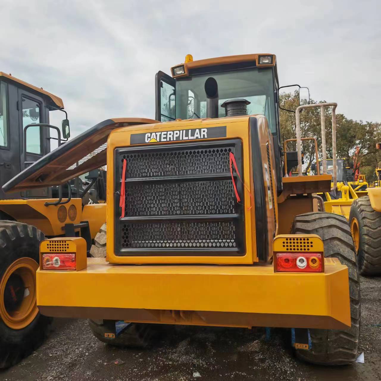 CATERPILLAR 950H - Gumikerekes homlokrakodó: 3 kép. CATERPILLAR 950H - Gumikerekes homlokrakodó: 3 kép.