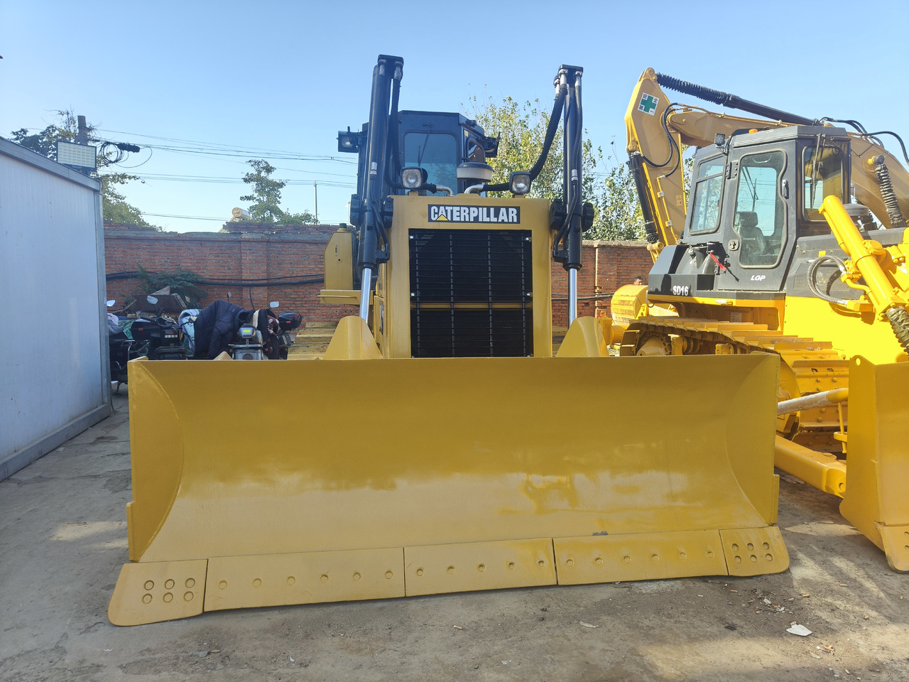 CATERPILLAR D7G - Lánctalpas kotró: 3 kép. CATERPILLAR D7G - Lánctalpas kotró: 3 kép.