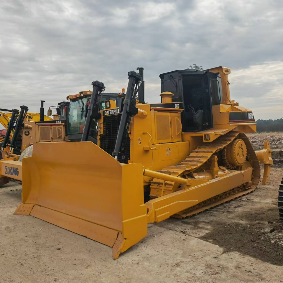 CATERPILLAR D8R - Buldózer: 2 kép. CATERPILLAR D8R - Buldózer: 2 kép.