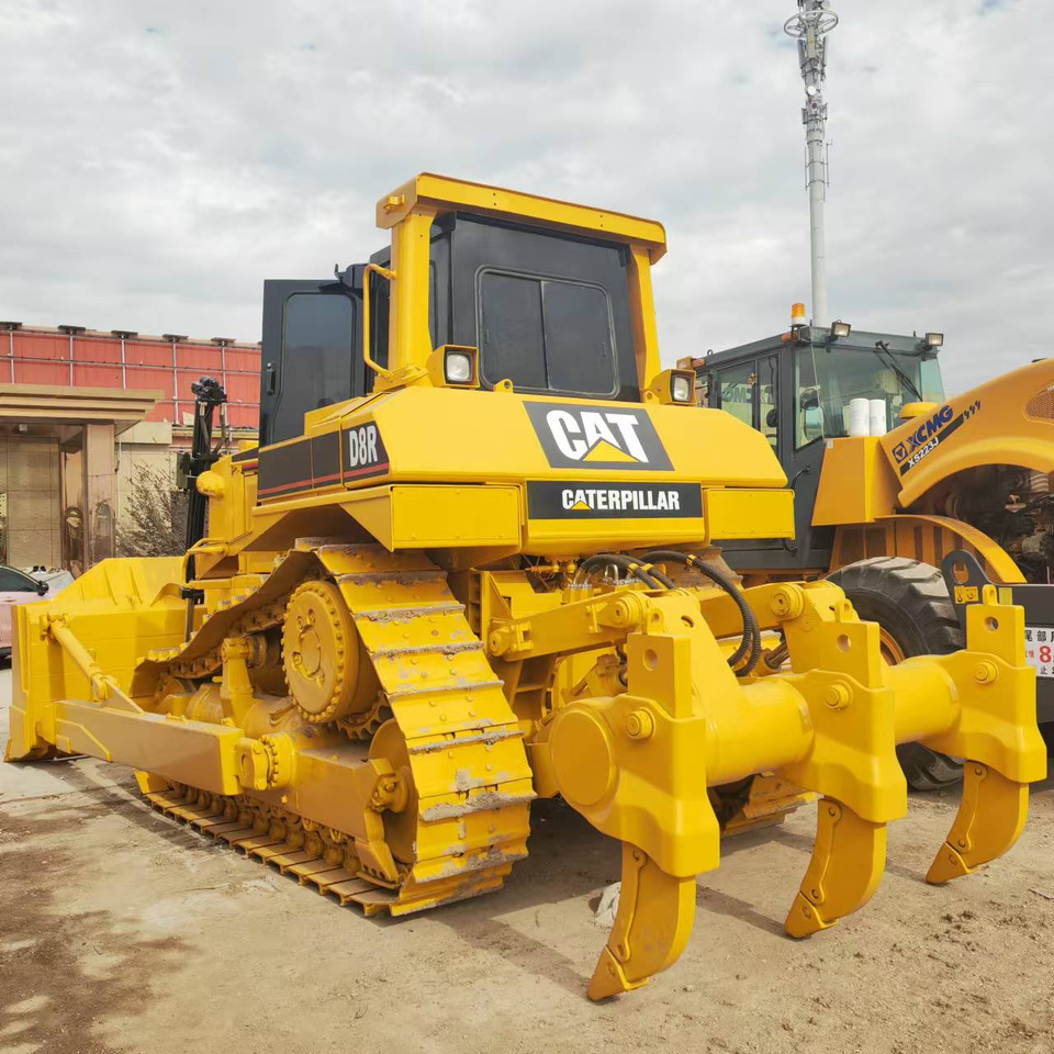 CATERPILLAR D8R - Buldózer: 1 kép. CATERPILLAR D8R - Buldózer: 1 kép.