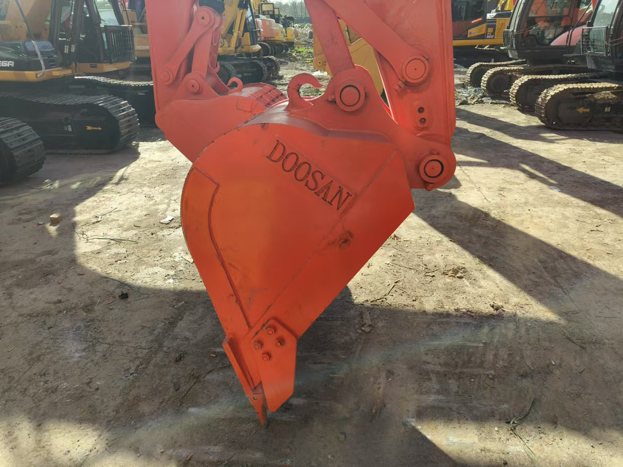 DOOSAN DX150 - Kotrógép: 3 kép. DOOSAN DX150 - Kotrógép: 3 kép.