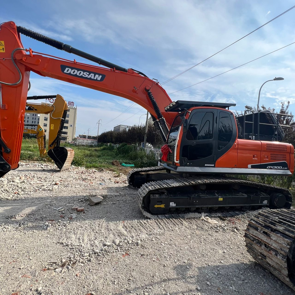DOOSAN DX300 - Lánctalpas kotró: 1 kép. DOOSAN DX300 - Lánctalpas kotró: 1 kép.
