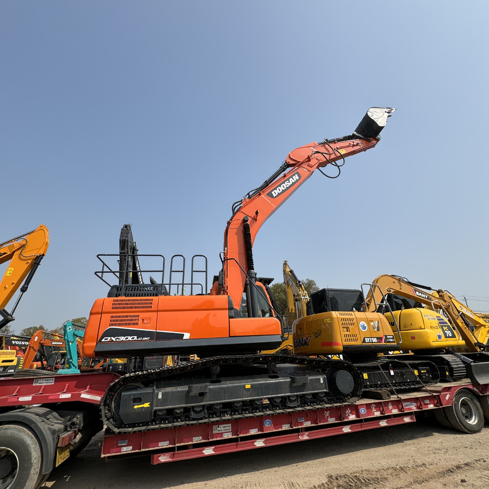 DOOSAN DX300 - Lánctalpas kotró: 2 kép. DOOSAN DX300 - Lánctalpas kotró: 2 kép.